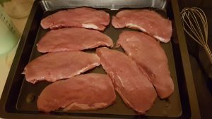 Schnitzel in Backform legen